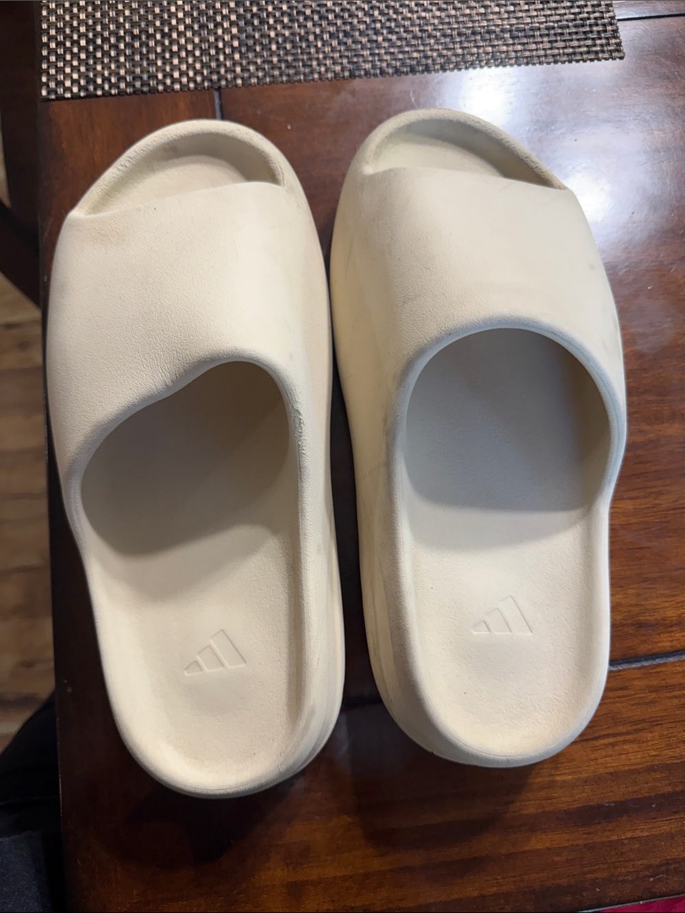 Yeezy men’s cream slides size 12
Worn- decent condition.
No box.